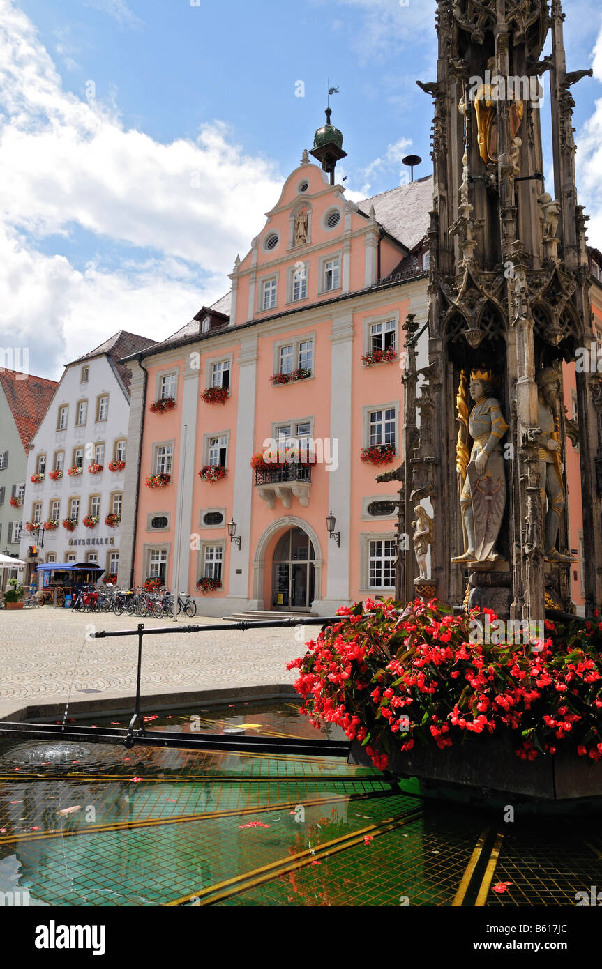 Fontana di mercato nella piazza del mercato di fronte al municipio, Rottenburg am Neckar, Baden-Wuerttemberg Foto Stock