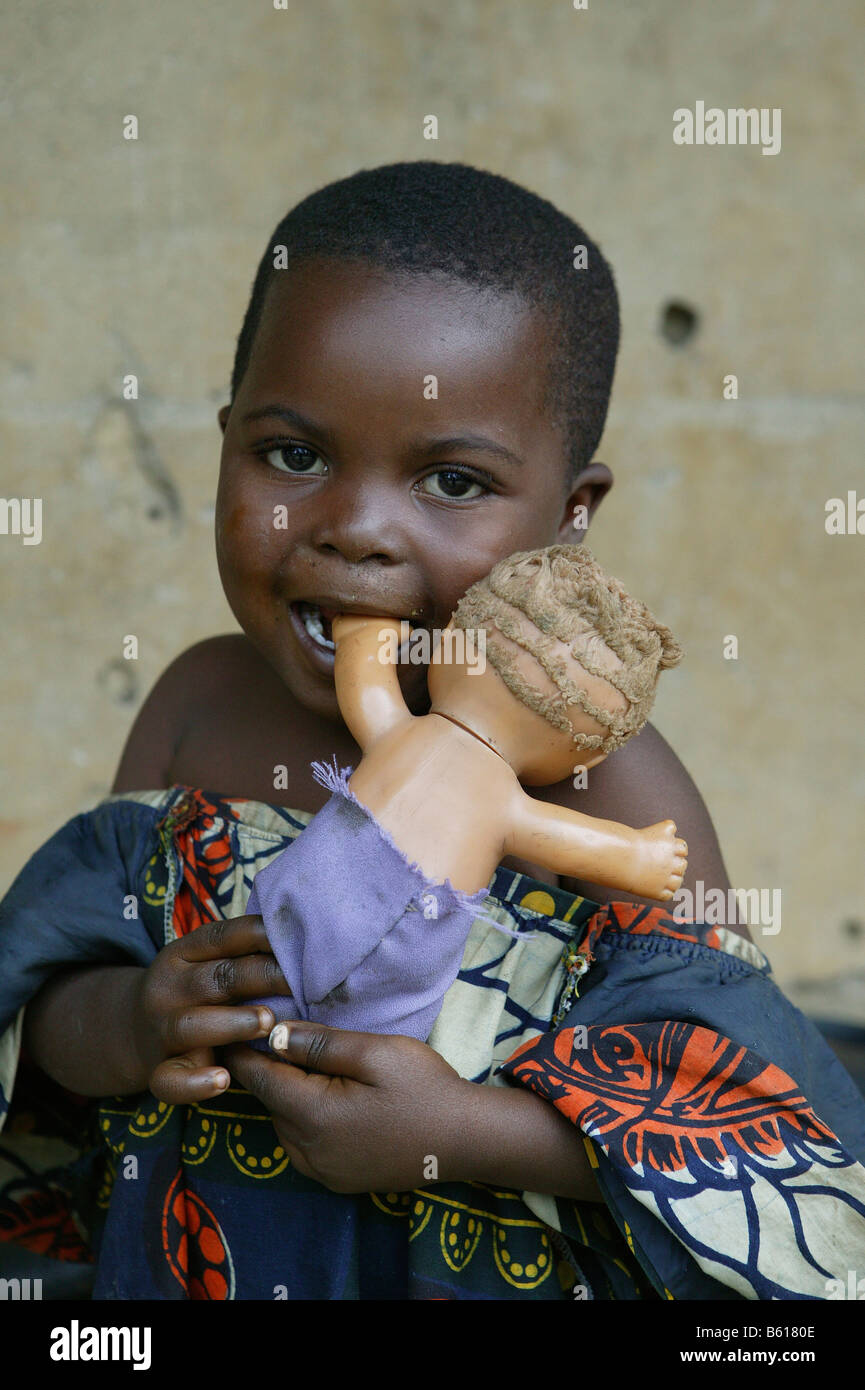 Ragazza con una bambola, di Bamenda, Camerun, Africa Foto Stock