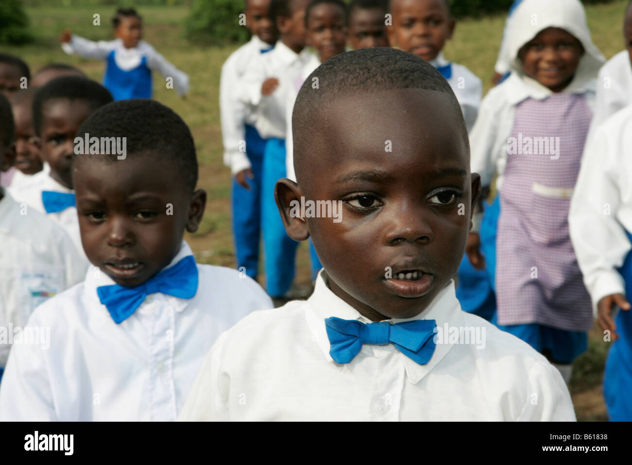 Ragazzo che indossa una uniforme, i bambini in età prescolare durante la ginnastica mattutina, Buea, Camerun, Africa Foto Stock