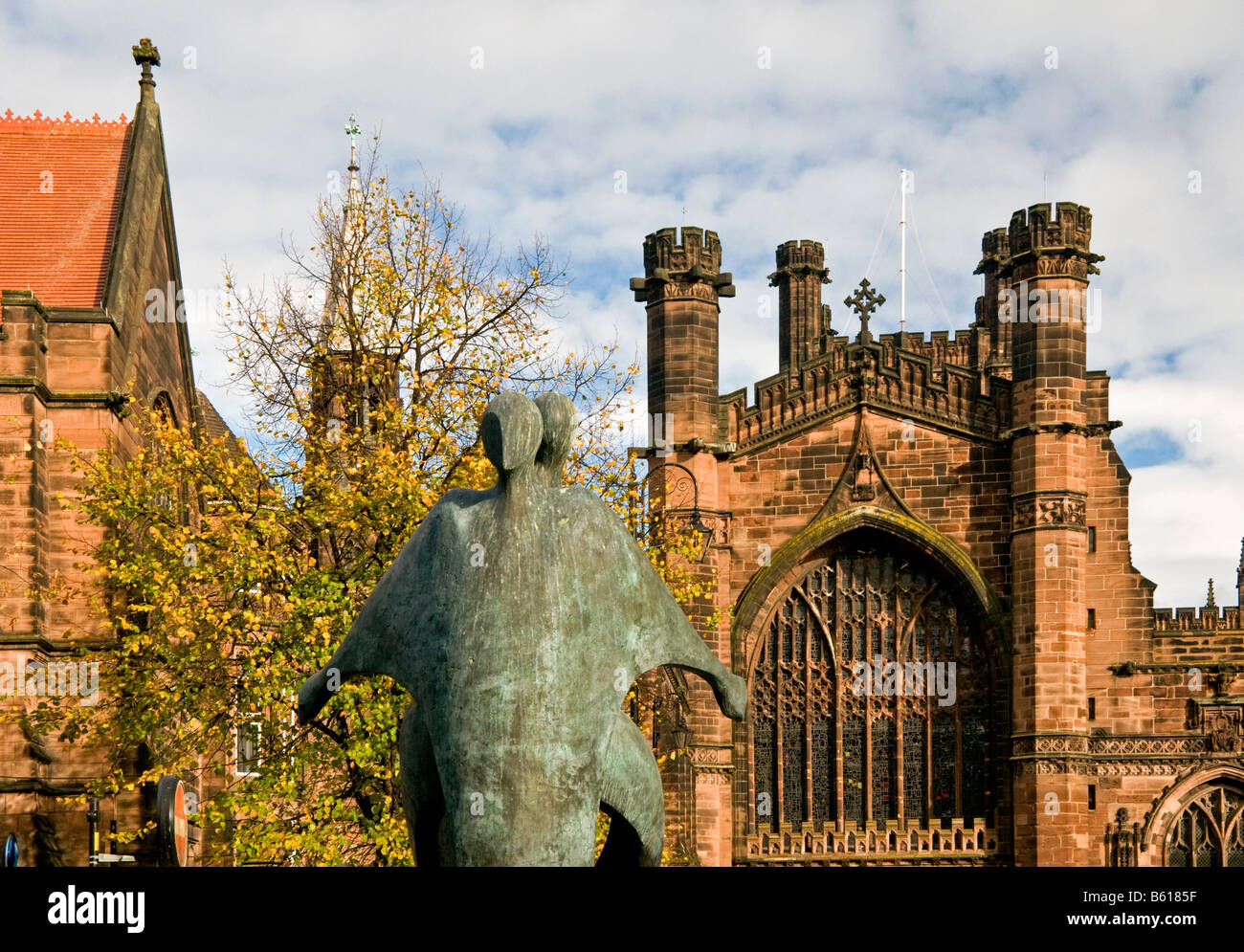 La scultura intitolata permanente di protezione all'ombra della Cattedrale di Chester, Chester, Cheshire, Inghilterra, Regno Unito Foto Stock