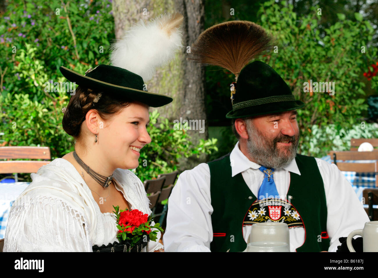 Matura in costume tradizionale in un giardino della birra, Muehldorf am Inn, Alta Baviera Foto Stock