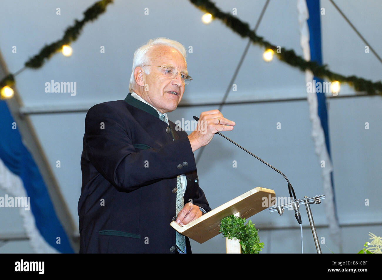 Dr. Edmund Stoiber tenendo un discorso a un leggio in una tenda di birra, Grosshoehenrain, Alta Baviera, Baviera Foto Stock