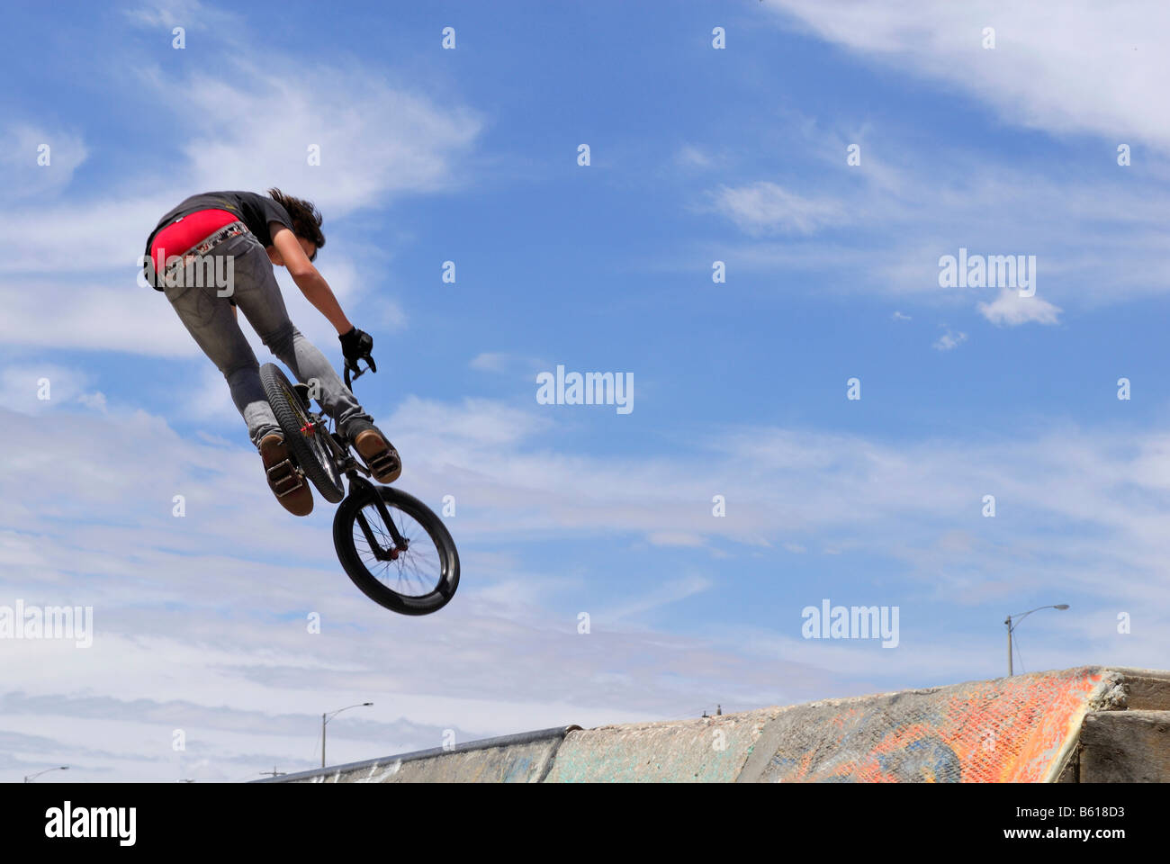 Il Salto in alto su una BMX-Bike su un halfpipe, Mildura, Victoria, Australia Foto Stock