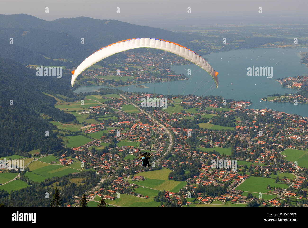 Parapendio in tandem volo sopra il lago Tegern, Alta Baviera Foto Stock