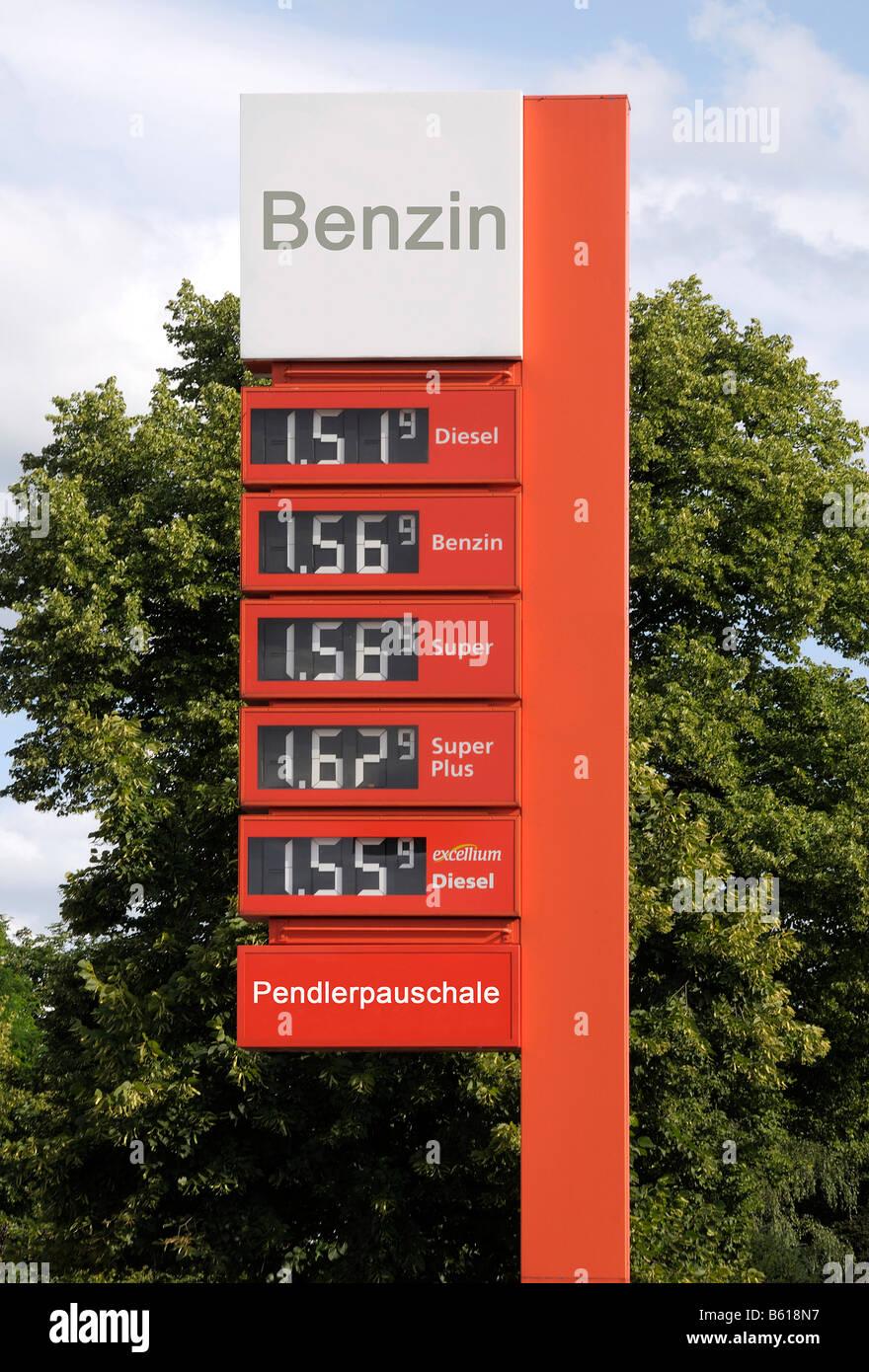 Ogni giorno i prezzi della benzina indicato su di un cartello in un tedesco  stazione di benzina Foto stock - Alamy