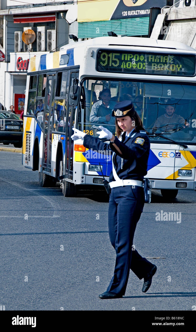 Pireo alfabeto greco parole bus diritto ufficiale di polizia stradale traffico donna Atene Grecia greco Foto Stock Pireo alfabeto greco parole bus diritto ufficiale di polizia stradale traffico donna Atene Grecia greco Foto Stock