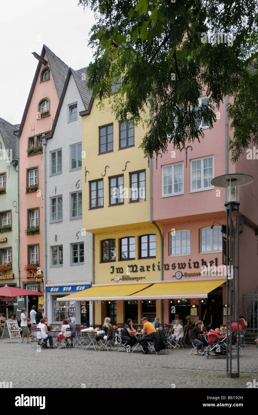 La zona pedonale e colorate facciate caratteristico nel quartiere Martinswinkel con ristorazione all'aperto, Martinsviertel trimestre Foto Stock