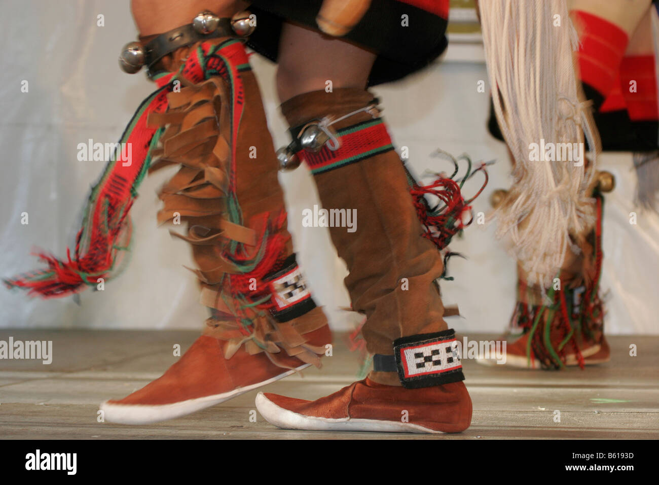 Zuni native american eseguendo una danza presso il Richmond folk festival Foto Stock
