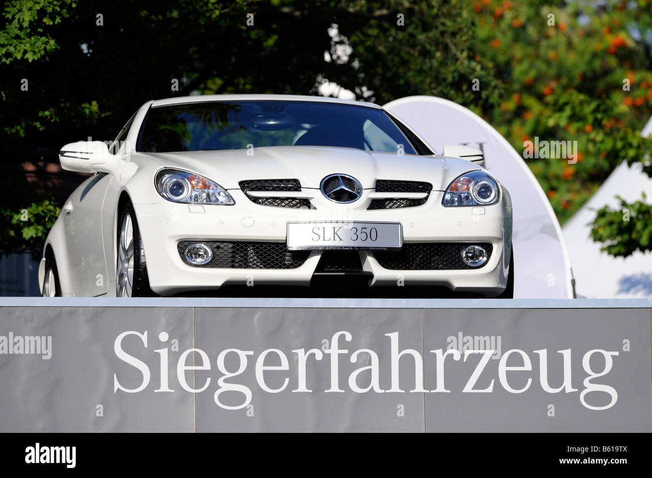 Mercedes SLK 350, vettura vincente sul podio, Mercedes-Cup, Stoccarda, Baden-Wuertemberg Foto Stock