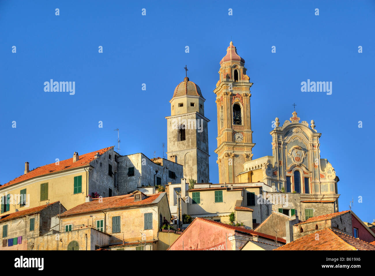 Cervo con la chiesa parrocchiale di San Giovanni Battista, Riviera dei Fiori, Liguria, Italia, Europa Foto Stock