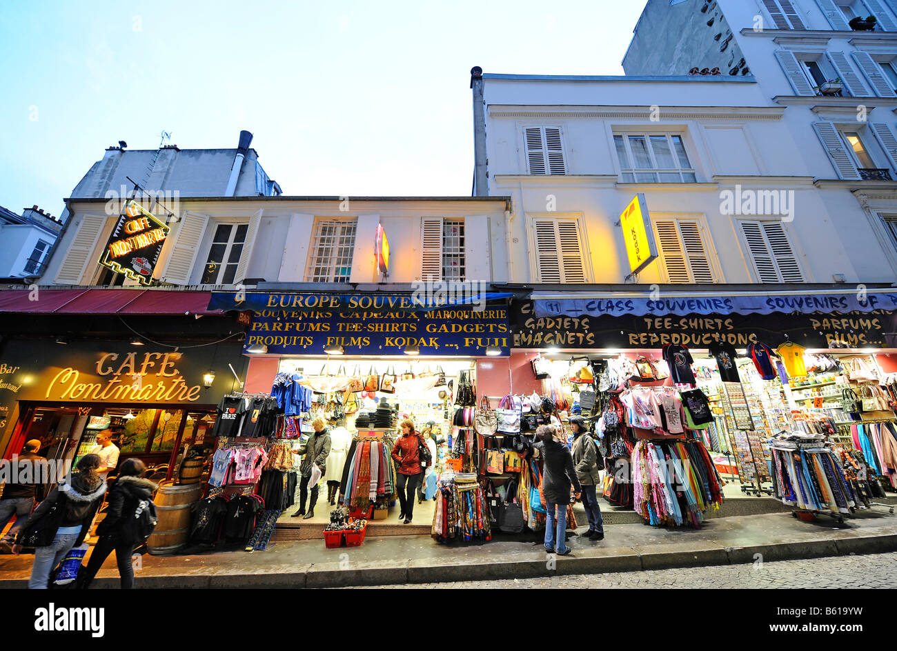 Negozi di souvenir e il turismo nel quartiere di Montmartre, Parigi, Francia, Europa Foto Stock