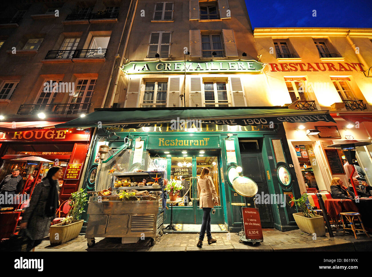 La foto è stata scattata di notte, ristoranti nel quartiere di Montmartre, Parigi, Francia, Europa Foto Stock