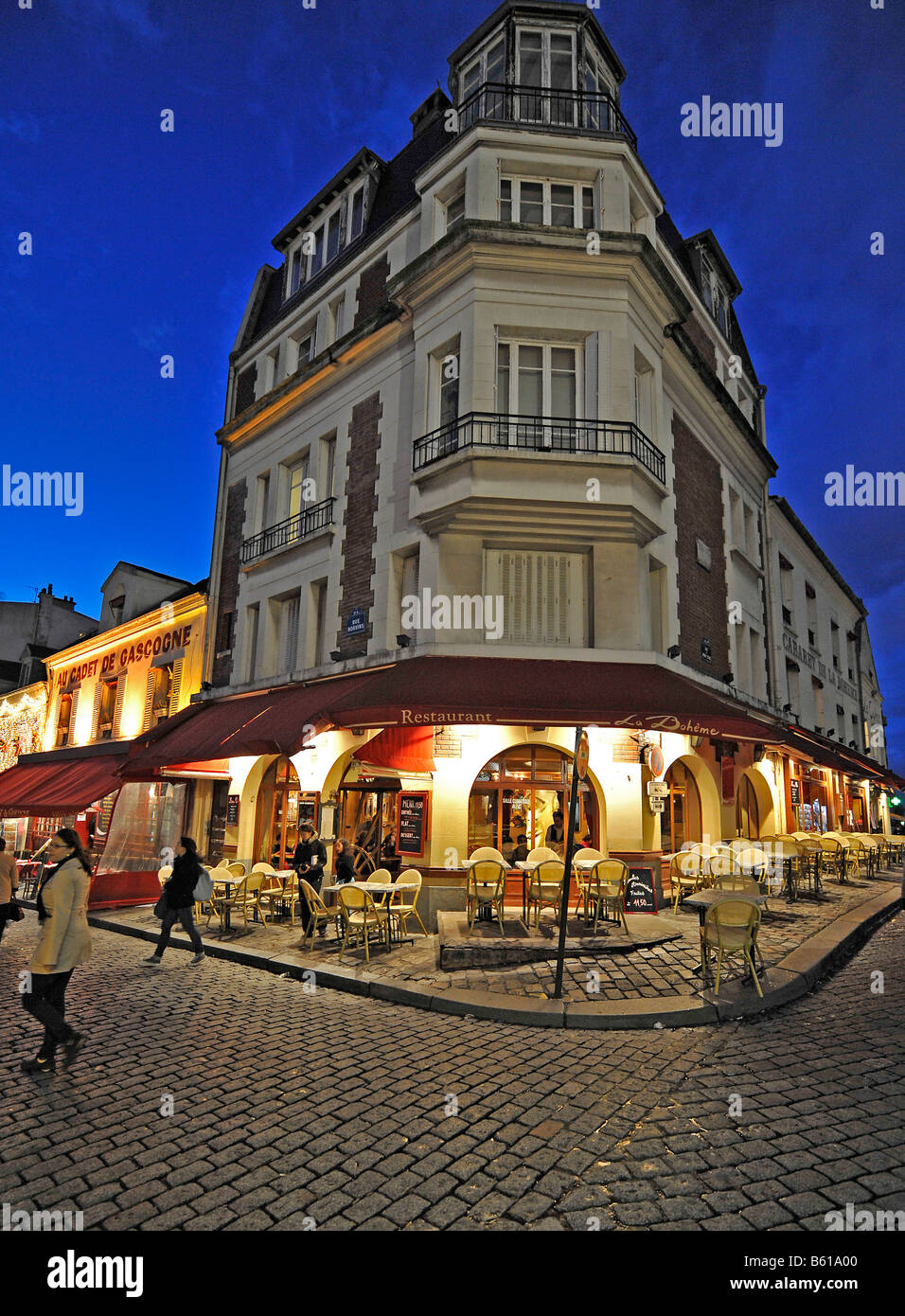 La foto è stata scattata di notte, ristorante nel quartiere di Montmartre, Parigi, Francia, Europa Foto Stock