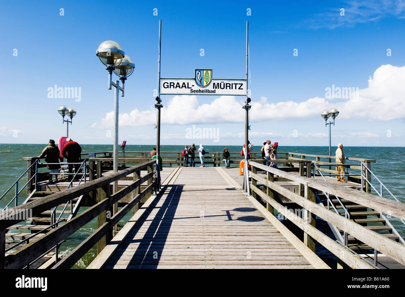 Il molo di legno sul Mar Baltico beach, Mar Baltico, Graal-Mueritz, Meclemburgo-Pomerania Occidentale Foto Stock