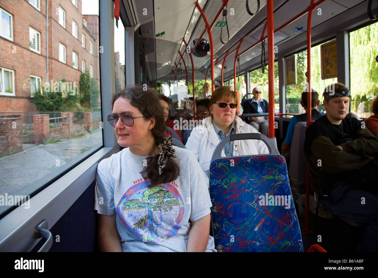 Le persone che viaggiano sul bus Germania Foto Stock