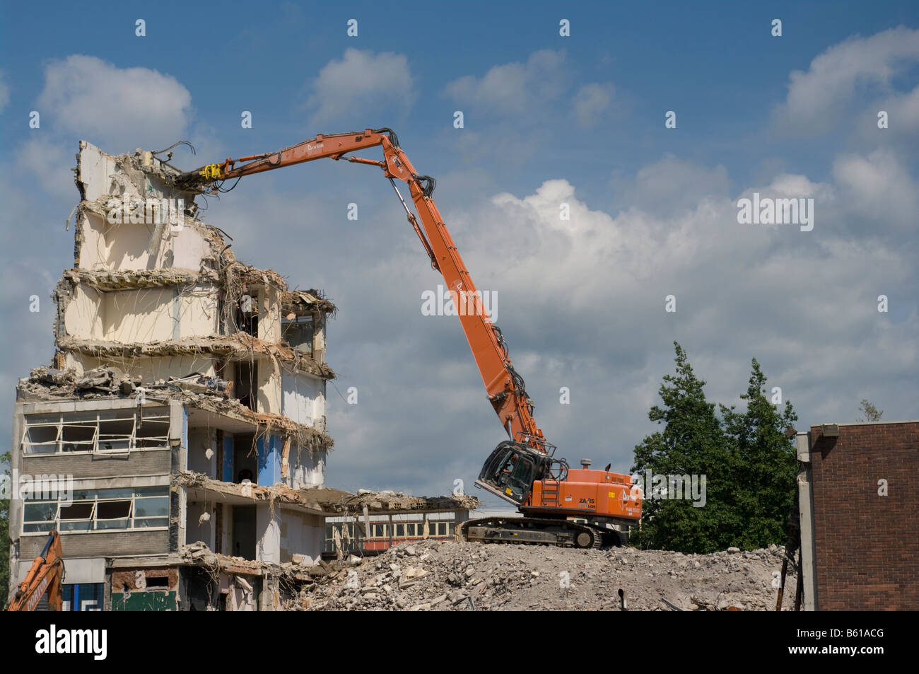 Edificio di essere demolito da un Daxis 470 LCH demolizione veicolo Demolizione di edificio Foto Stock