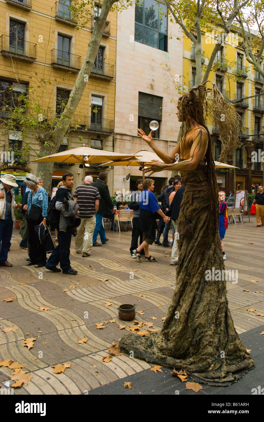 Statua umana lungo La Rambla di Barcellona Europa Spagna Foto Stock