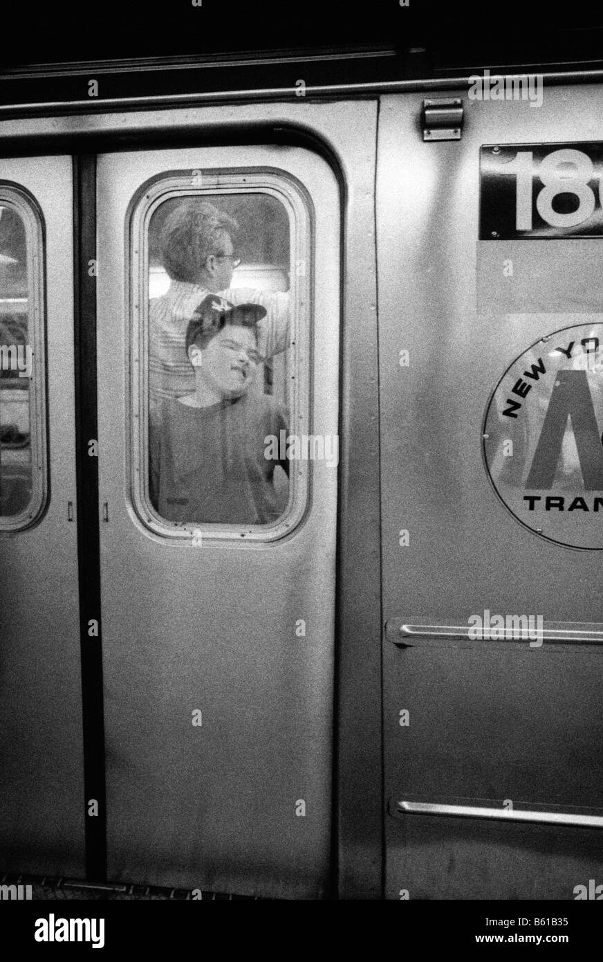 Ragazzo affollate in New York alla metropolitana Foto Stock