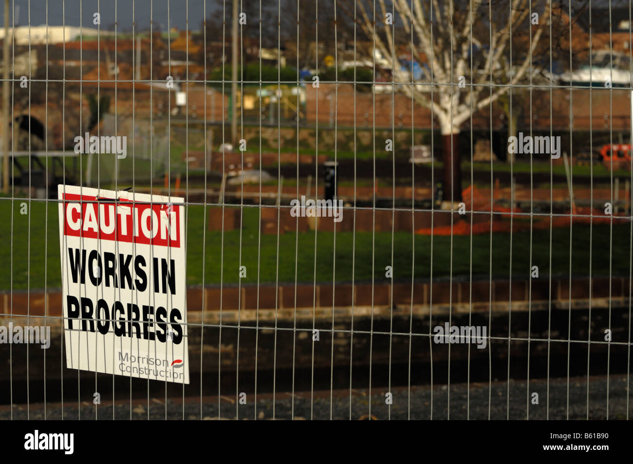 Recinzione cantiere con avviso di sicurezza Foto Stock