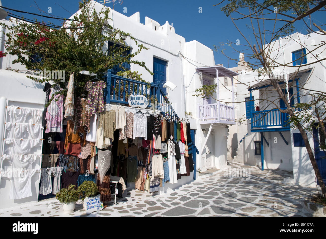 Negozio di abbigliamento a Mykonos in Grecia Foto stock - Alamy