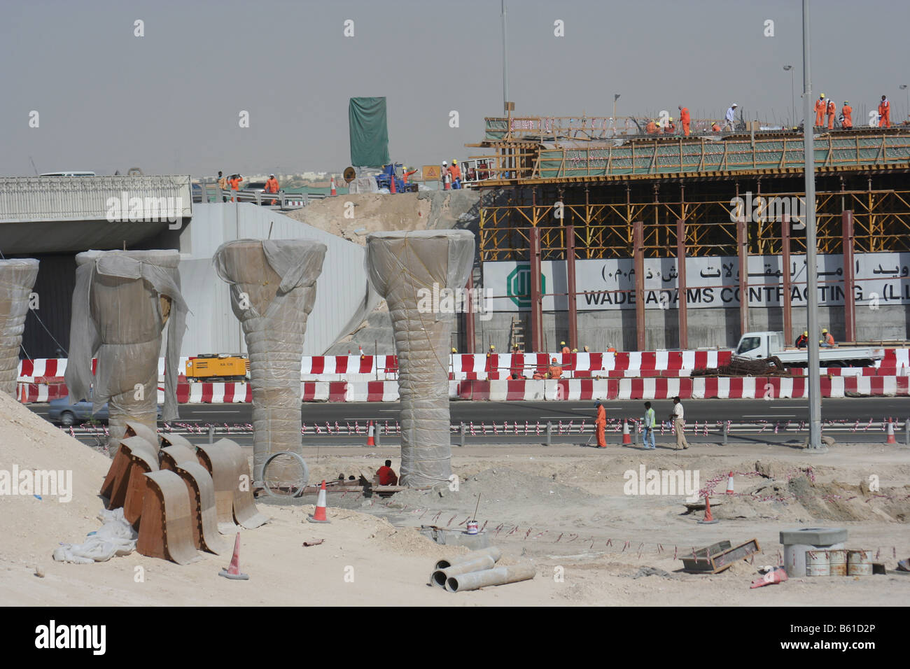 La costruzione di un'autostrada cantiere pilastri di calcestruzzo Dubai Emirati arabi uniti Foto Stock