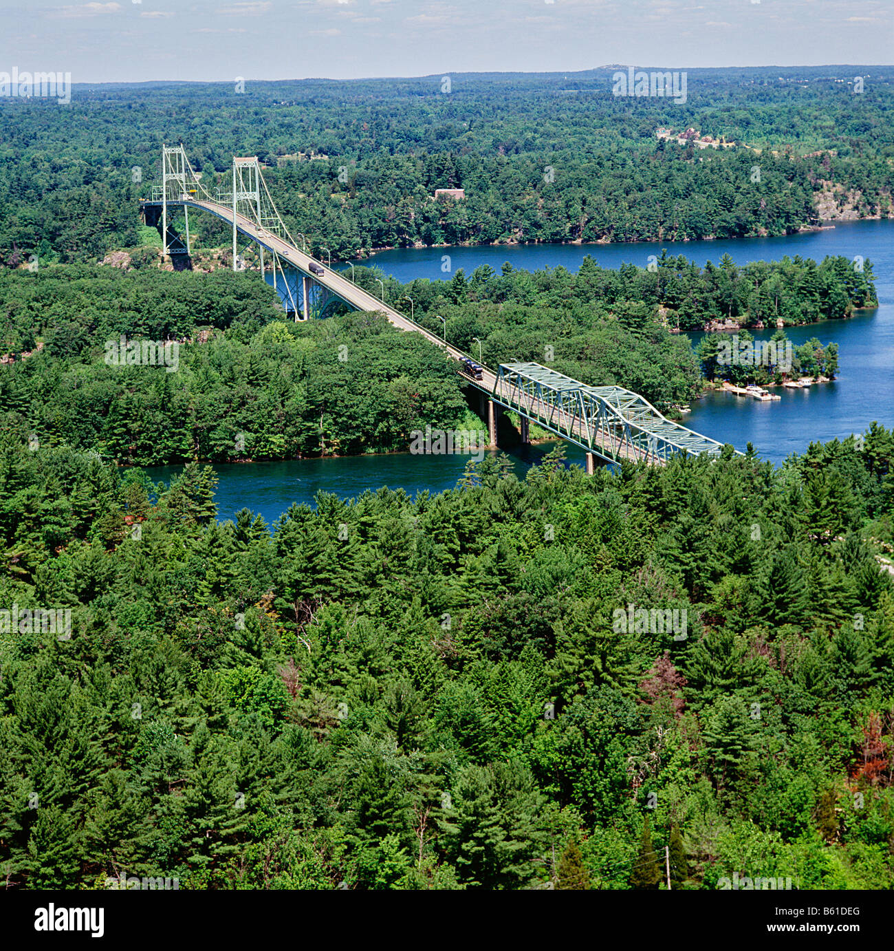 1000 Island Bridge in Ivelee Ontario tra il Canada e gli Stati Uniti d'America in Ontario Canada ponte con alberi lago Foto Stock