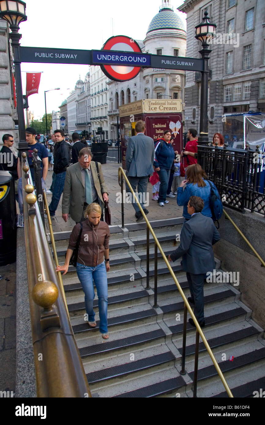 Persone di entrare ed uscire dalla metropolitana di Londra il sistema di transito nella città di Londra Inghilterra Foto Stock