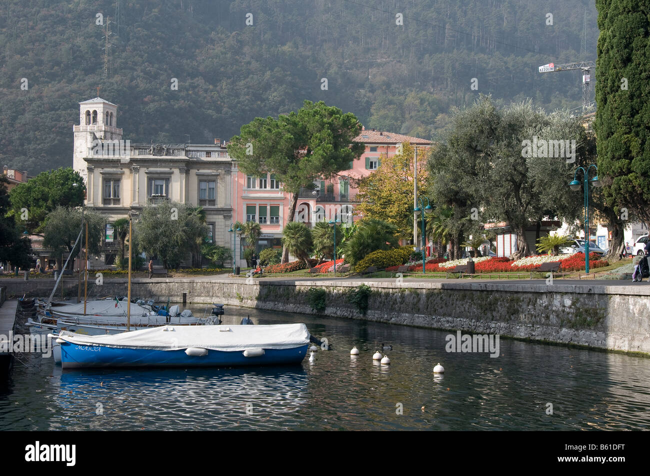 Barche ormeggiate sul lungomare Riva del Garda Italia Foto Stock