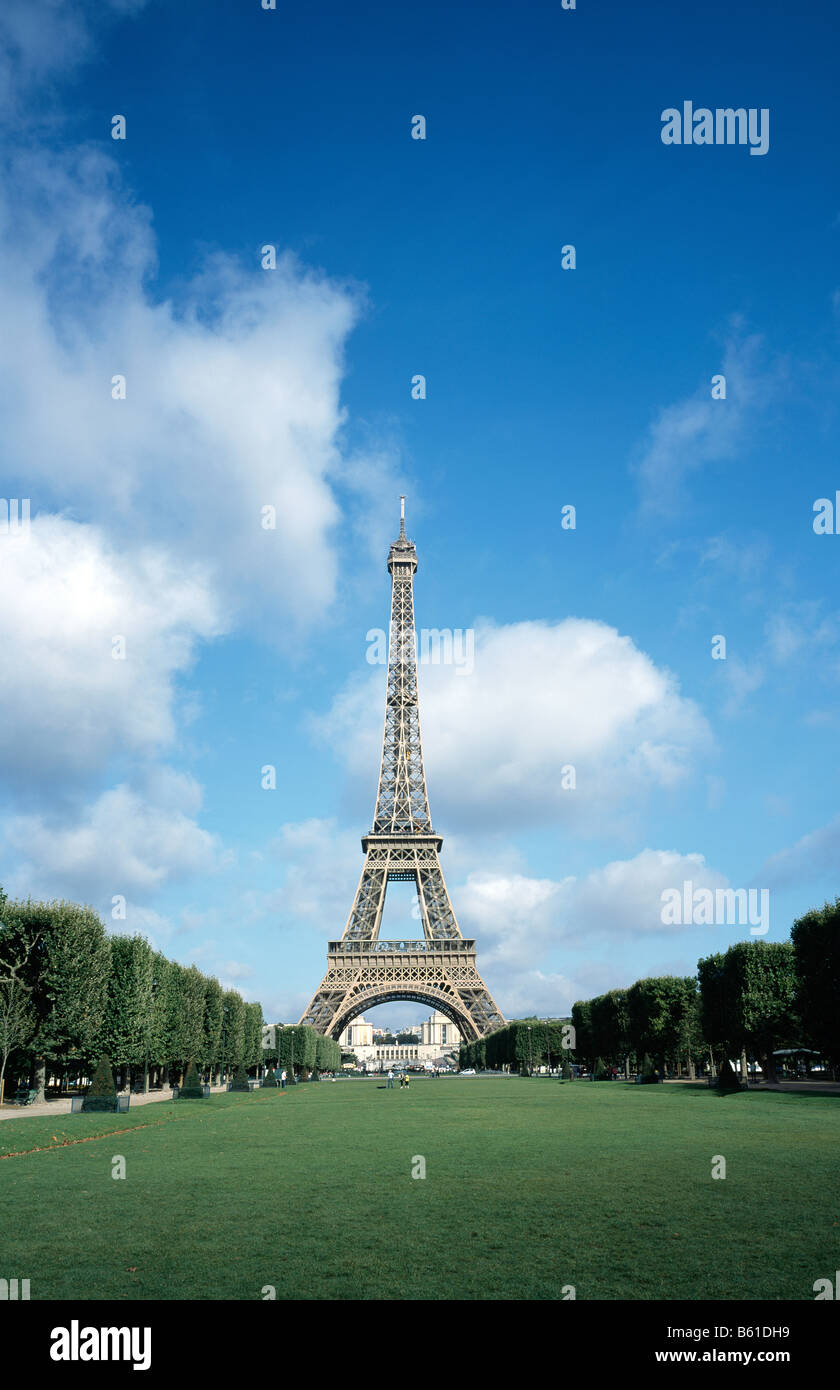 La Torre Eiffel e Champ de Mars, Parigi, Francia Foto Stock