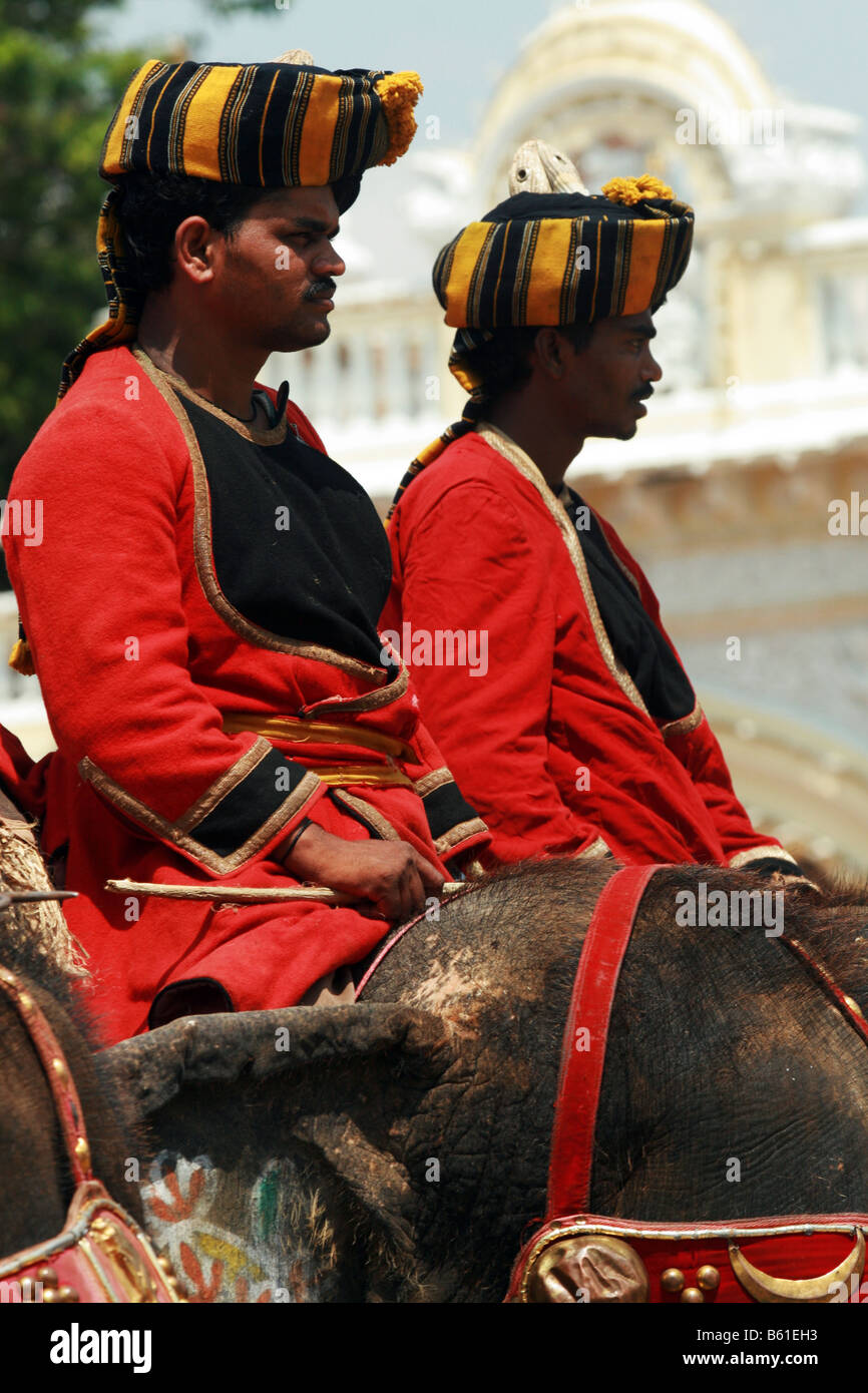 Mahouts in attesa di andare in processione durante il festival di Dasara a Mysore, India. Foto Stock