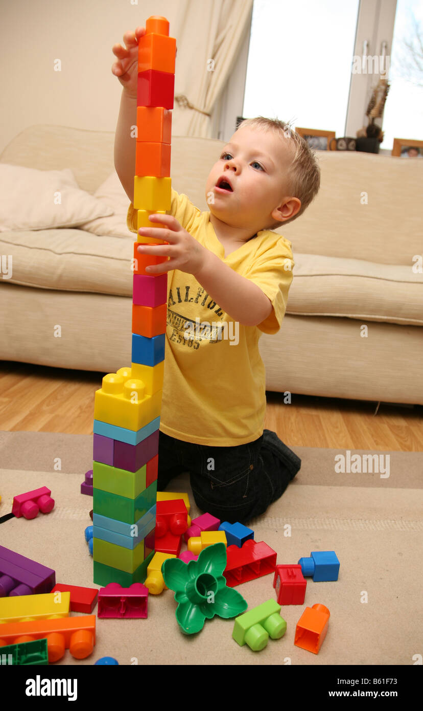 Bambino gioca con LEGO Foto stock - Alamy