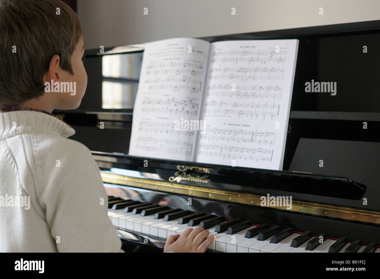 Bambini che giocano un pianoforte Foto Stock