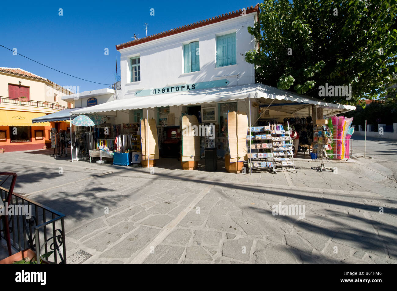 Sunny street in un piccolo villaggio mediterraneo. Foto Stock