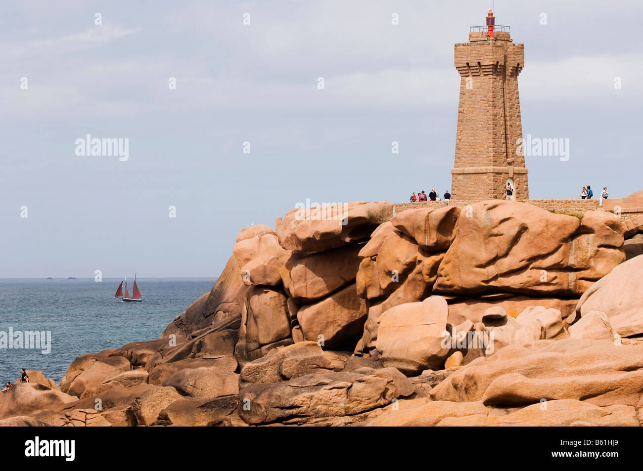 Faro su una scogliera, uno yacht è traversata sul mare di fronte, Ploumanach, Bretagne, Francia, Europa Foto Stock