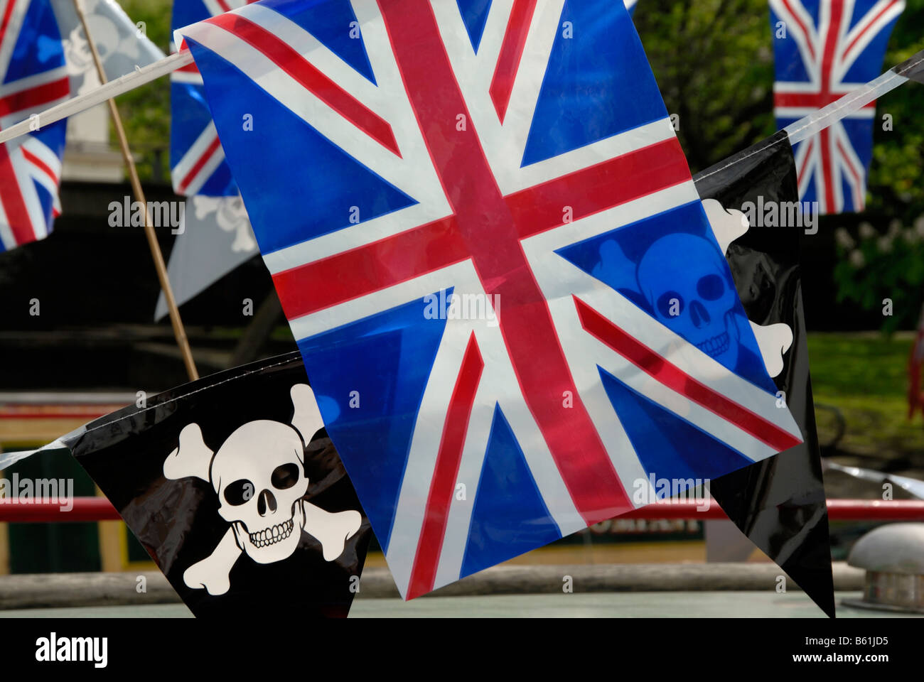 Jolly Roger pirate fiamme e Union Jack Flag infilate su un narrowboat, Little Venice, Londra, Inghilterra Foto Stock
