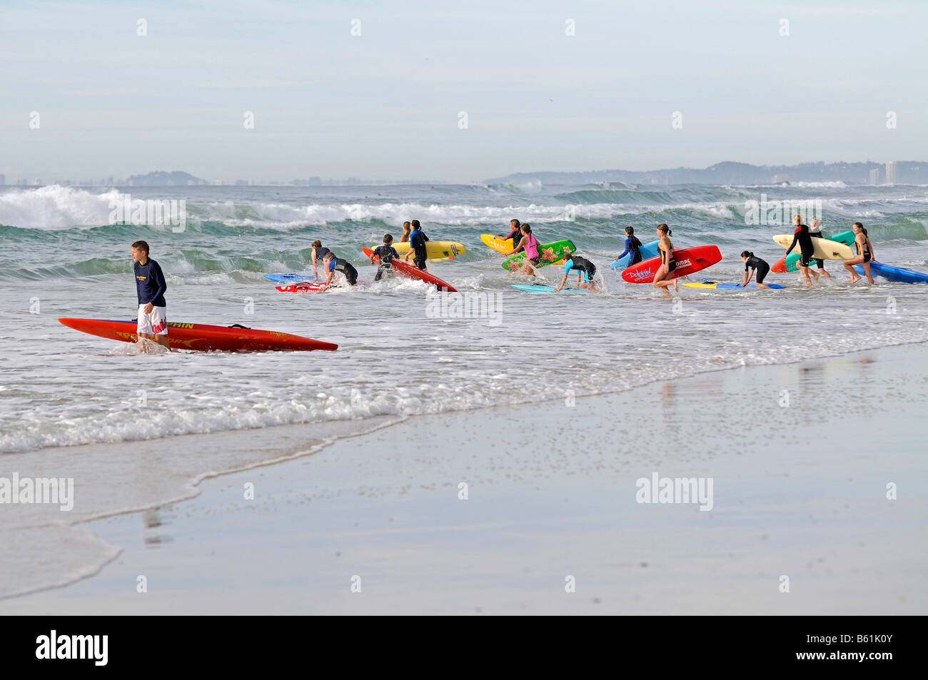 Giovani surfisti sulla spiaggia di Surfers Paradise, Queensland, Gold Coast, Australia Foto Stock