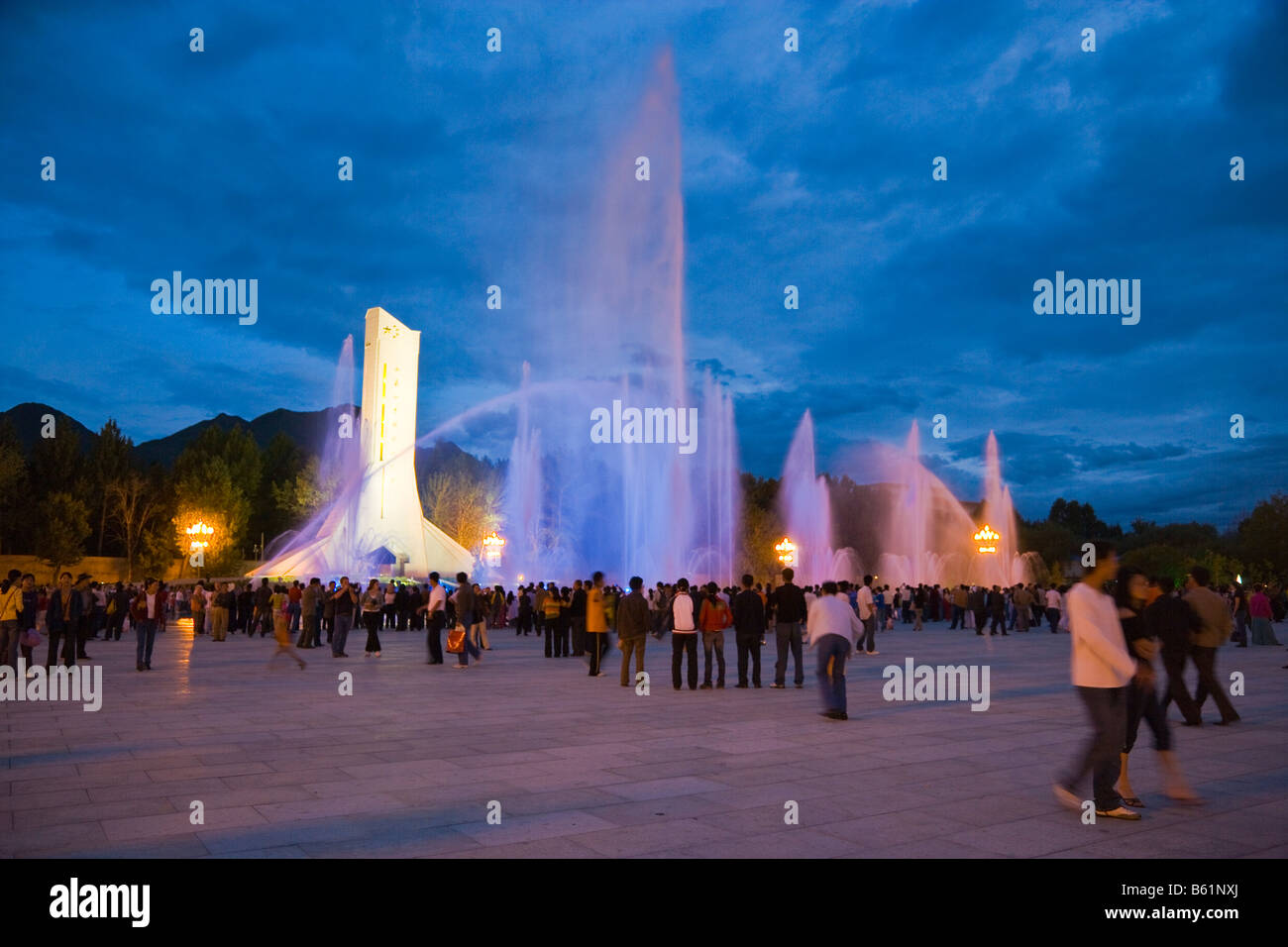 I riflettori pacifica liberazione monumento e fontane al tramonto, Potala Square, Lhasa, in Tibet. JMH3766 Foto Stock