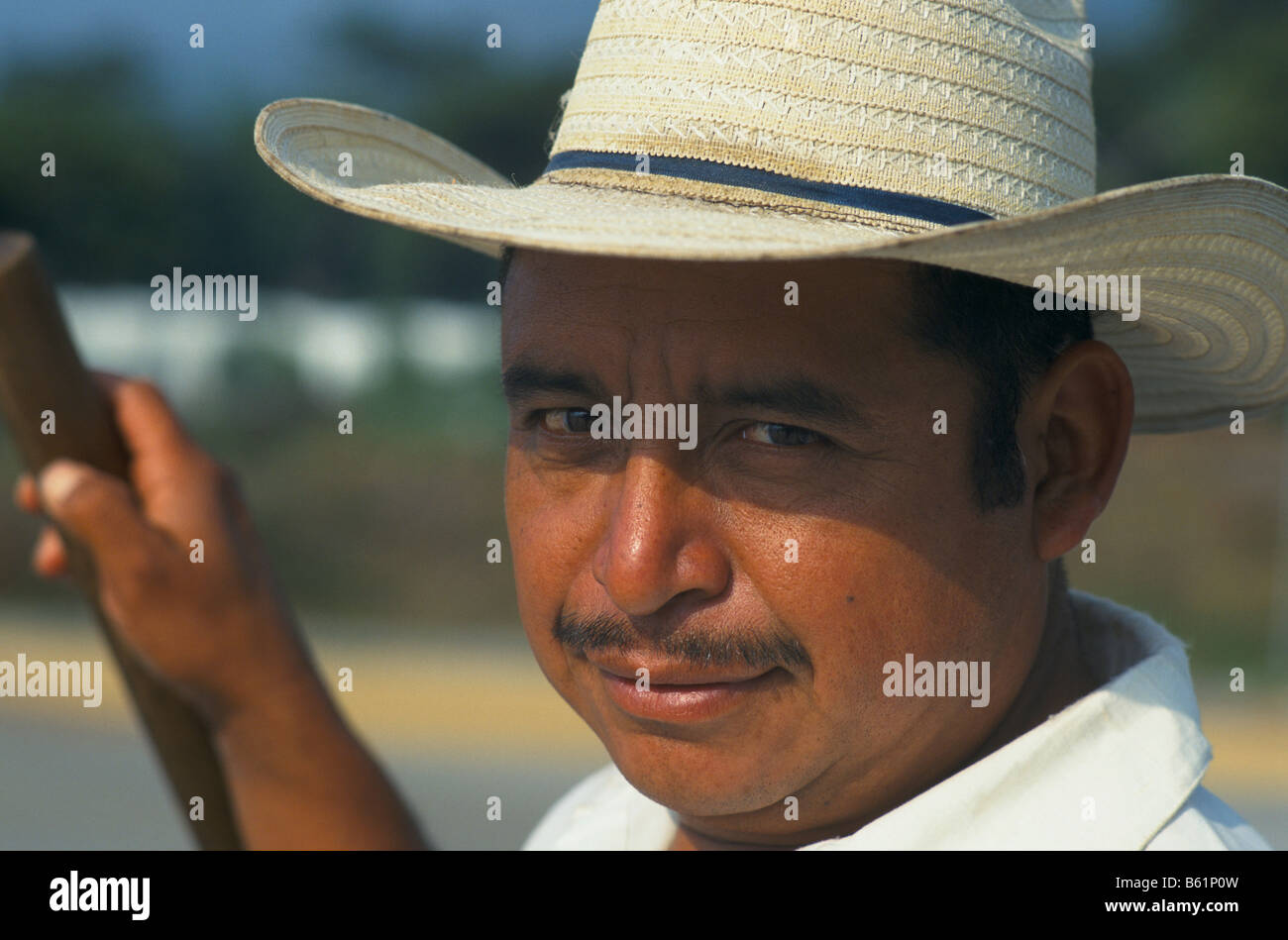 Guatemala, ritratto di un uomo che indossa un cappello di Panama Foto Stock