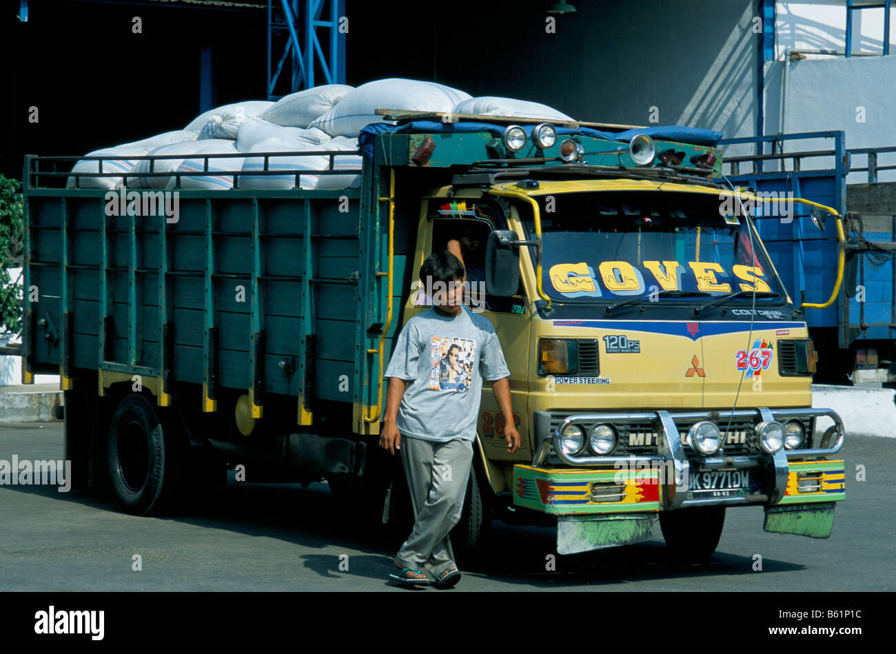 Un camionista con un carico di chicchi verdi di caffè Sumatra Indonesia Foto Stock