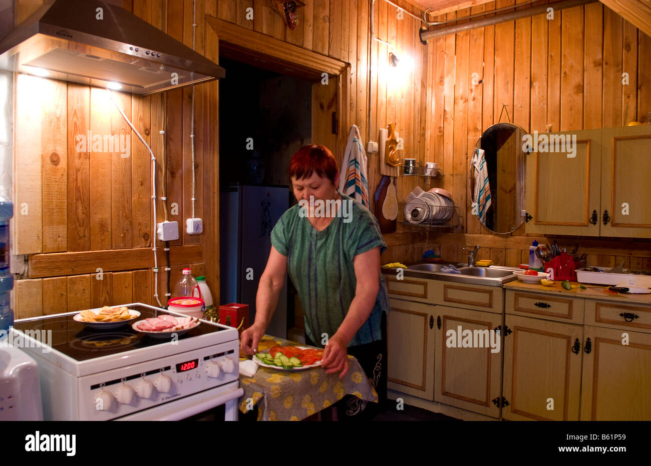 Le donne di casa in casa di legno nella preparazione degli alimenti in cucina woodenn in casa a Listvyanka vicino a Irkutsk in Siberia Russia Foto Stock