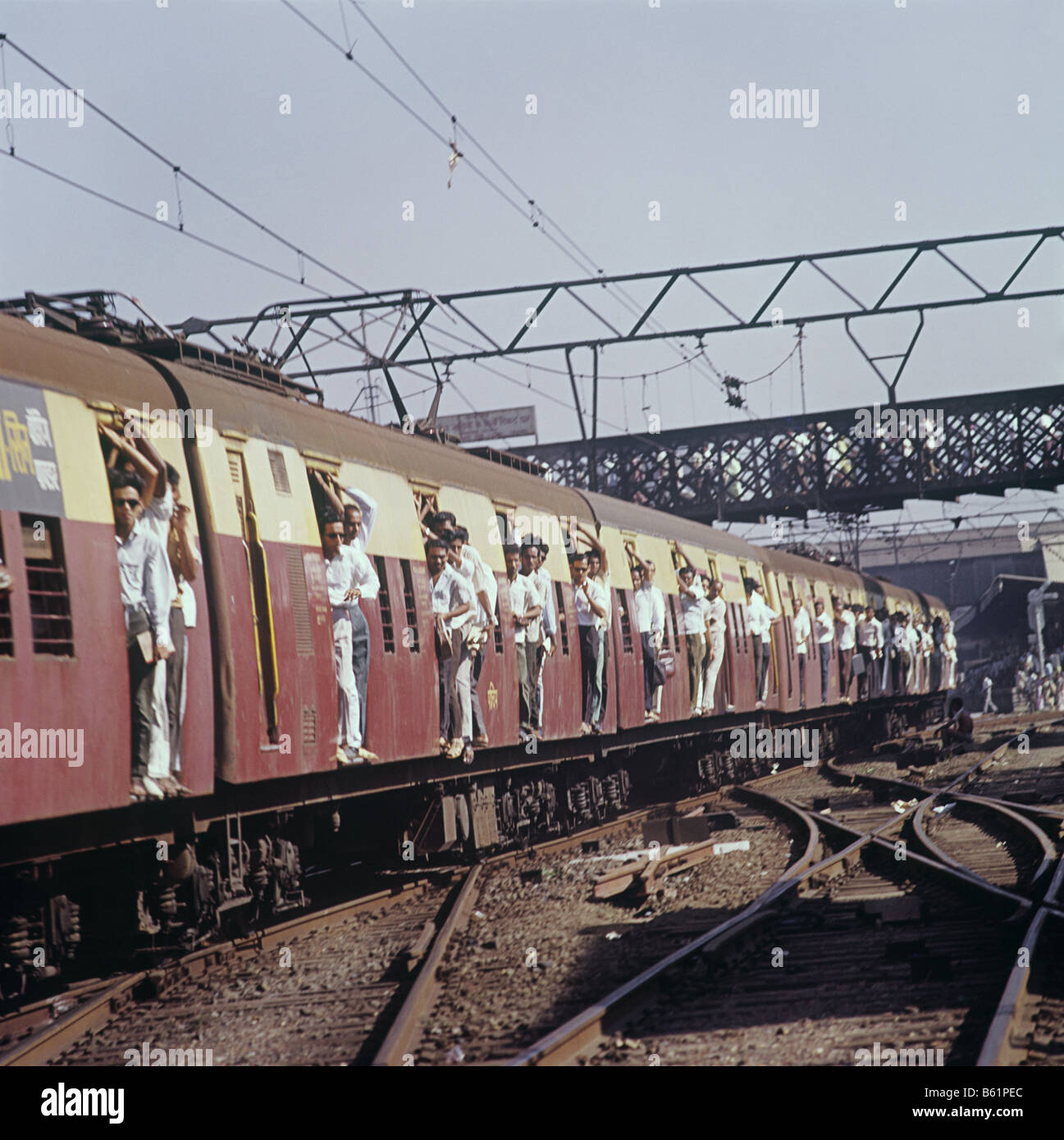 Bombay Mumbai (India). I treni pendolari sono sempre pieni, caricato con le persone.La città ha una popolazione di 17 milioni di euro. Foto Stock