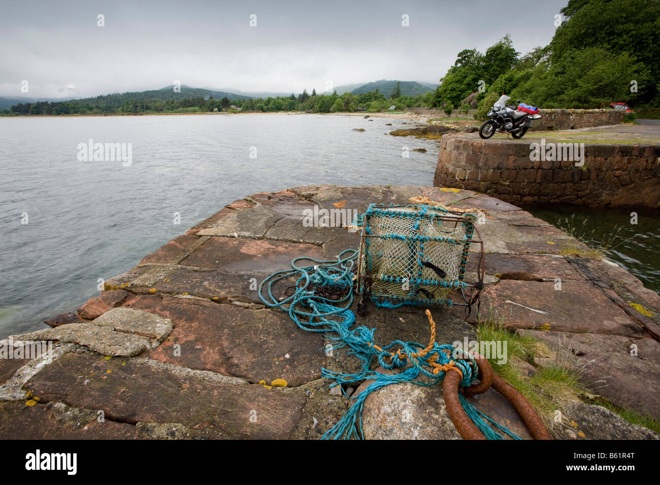 Touring BMW moto parcheggiata da un antico porto, Isle of Arran, Scozia Foto Stock