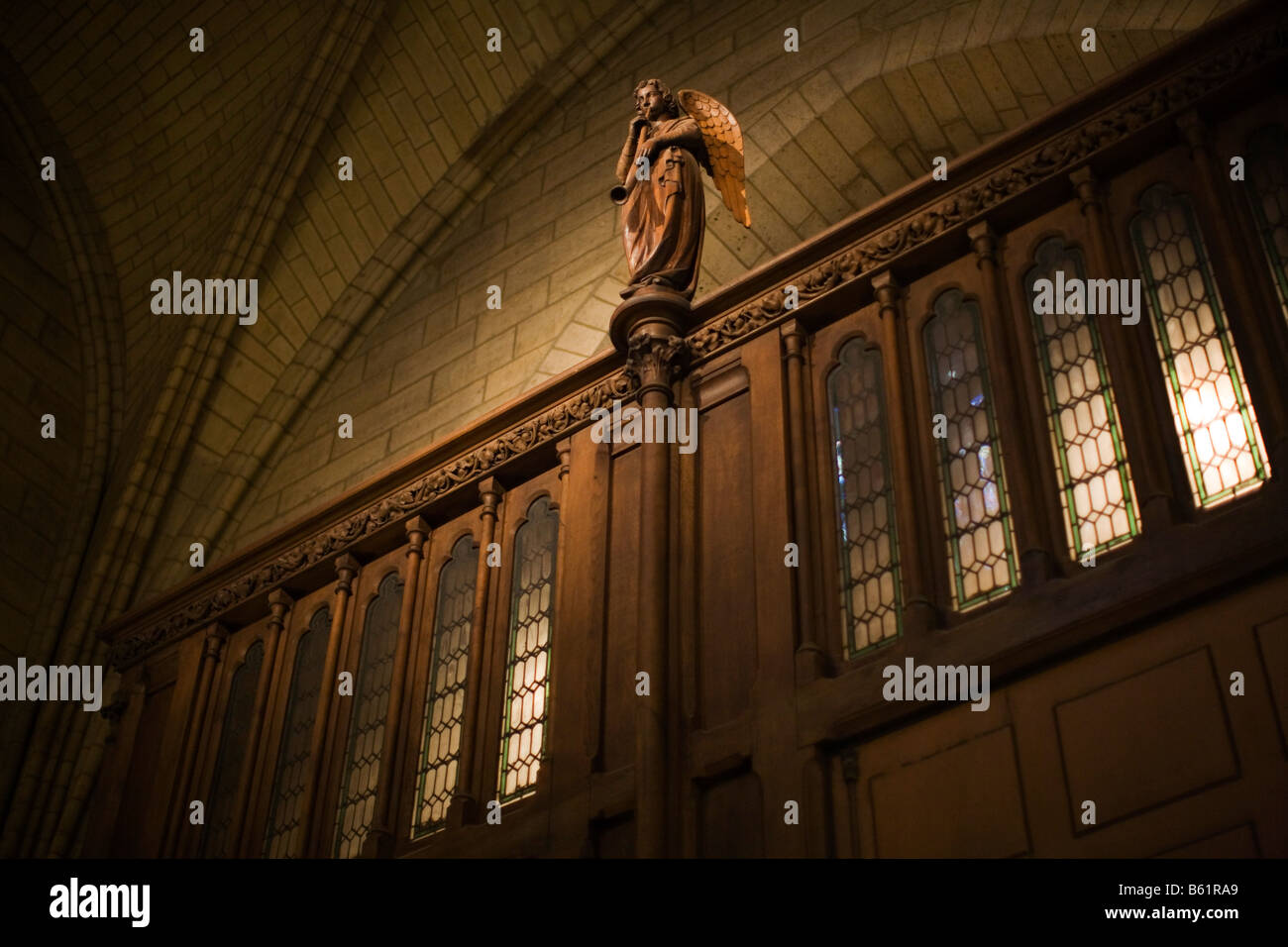 Un angelo statua si erge sopra le porte principali all'interno di Parigi " Cattedrale di Notre-Dame Foto Stock