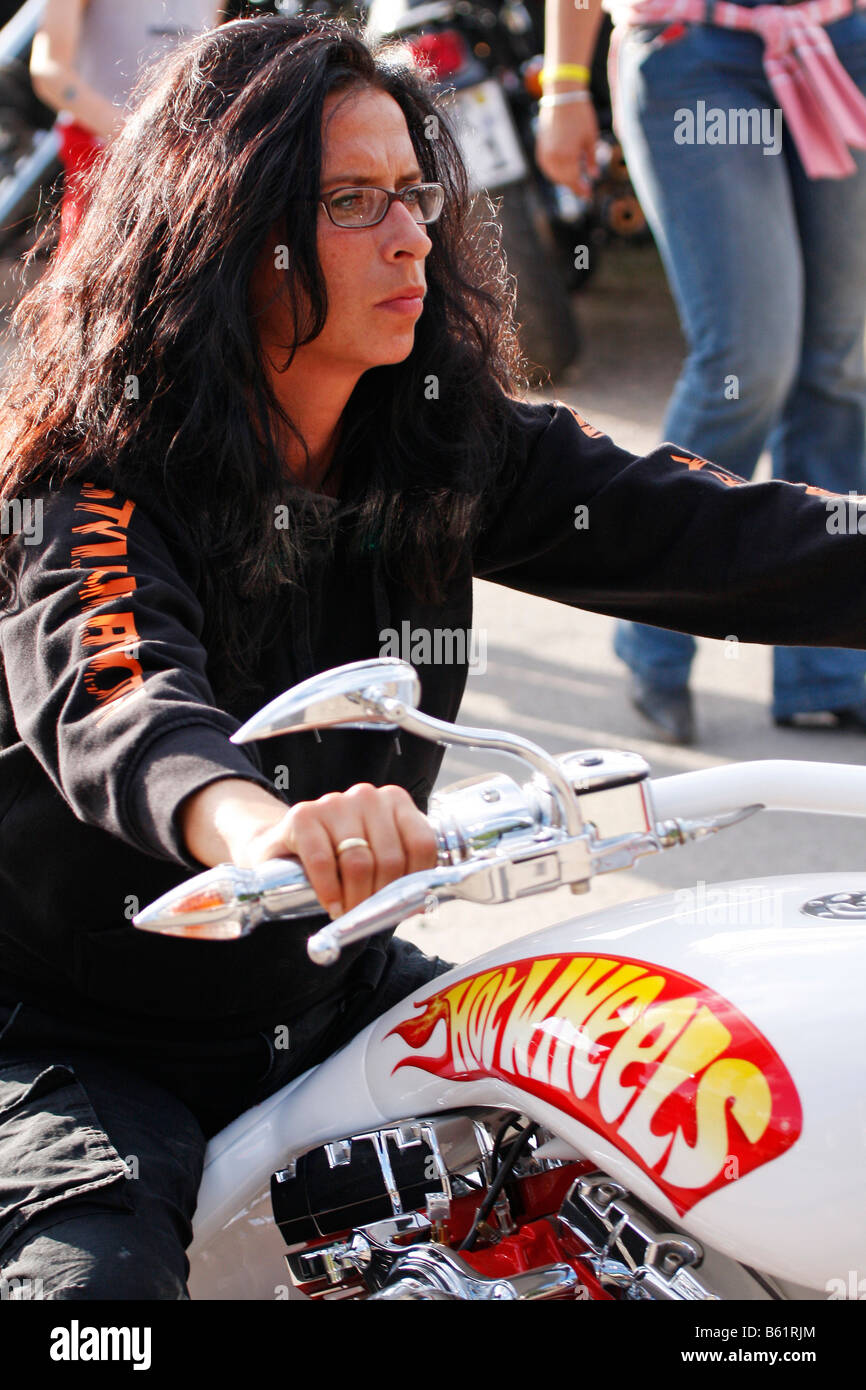 Ritratto di una donna Harley Davidson rider, lago Edersee Treffen 2008, Hesse, Germania, Europa Foto Stock