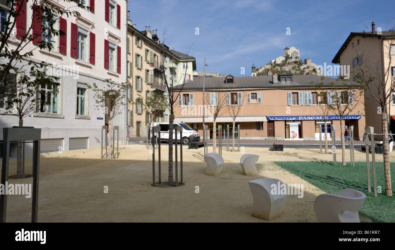 Square a rue de la grand blanche con la cattedrale di Notre-dame-de-valère in background, Sion, Svizzera Foto Stock