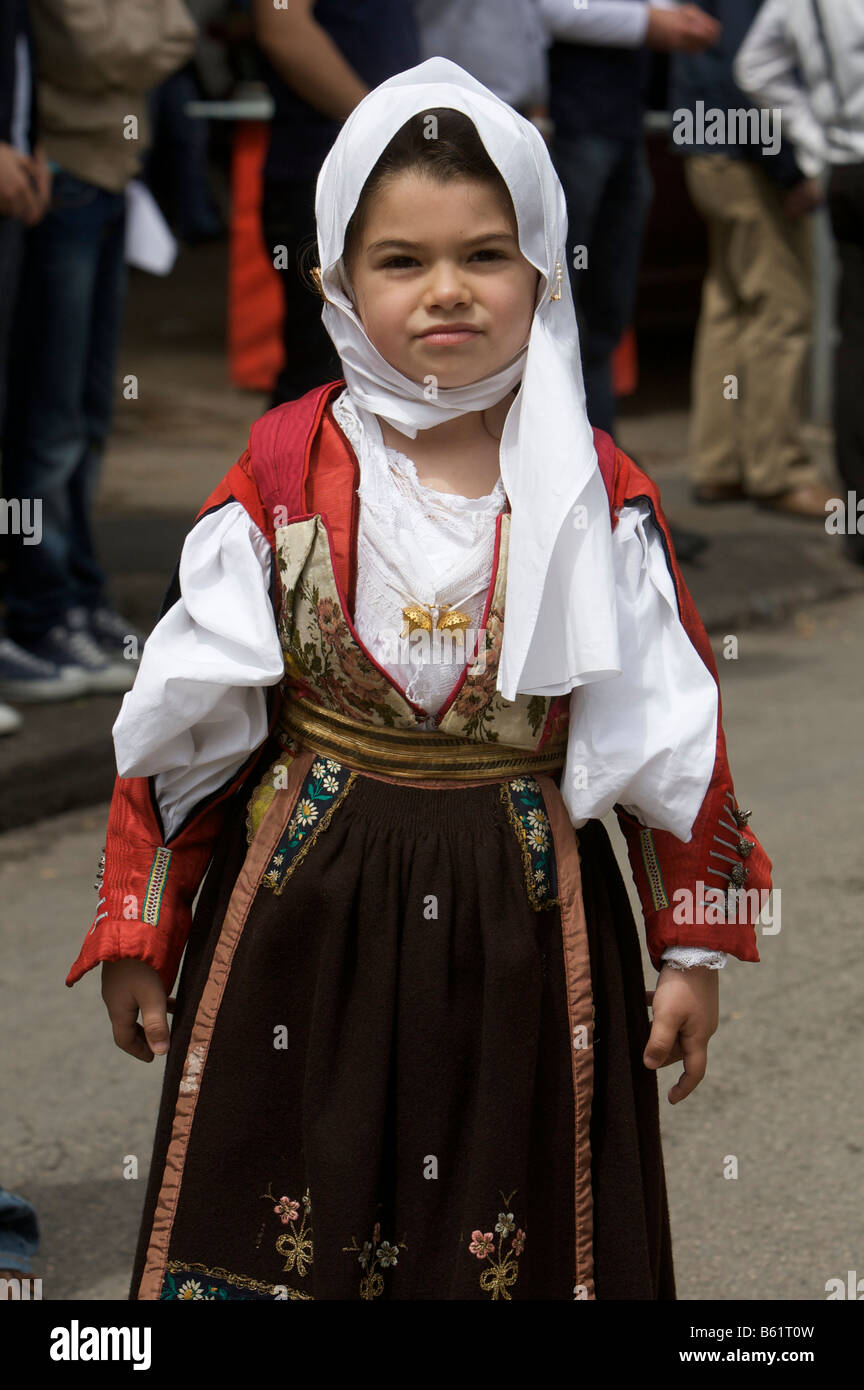 Ragazza giovane indossando il tradizionale costume di Cavalcata Sarda Festival di Sassari, Sardegna, Italia, Europa Foto Stock