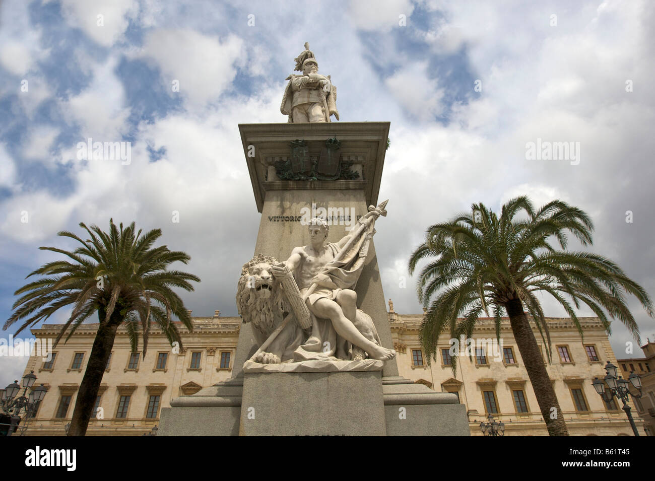 Monumento a Vittorio Emanuele II, di fronte il neoclassico Palazzo della Provincia di Piazza Italia, Sassari, Sardegna, Italia Foto Stock