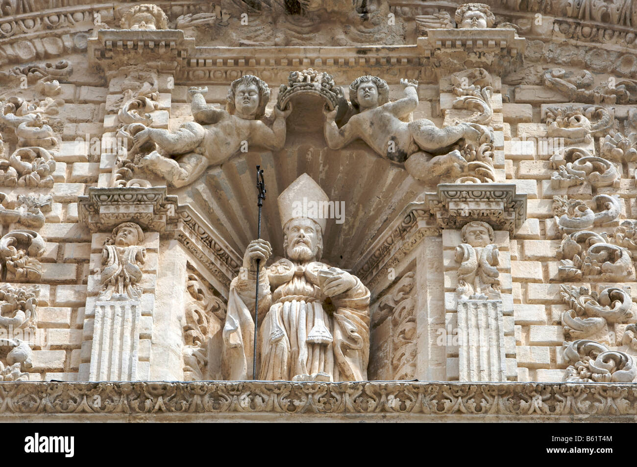 Rilievo di San Nicola di Bari alla facciata del Duomo San Nicola, Cattedrale Turritana, Sassari, Sardegna, Italia, EUR Foto Stock