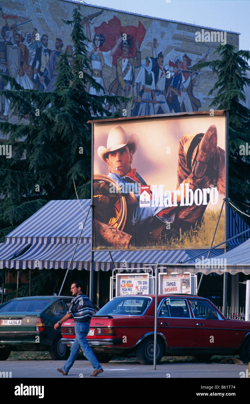 Sigarette Marlboro annuncio tramite Affissioni, e il Museo Nazionale di Storia (con la Albanese vittoriosa storia facciata a mosaico. Foto Stock