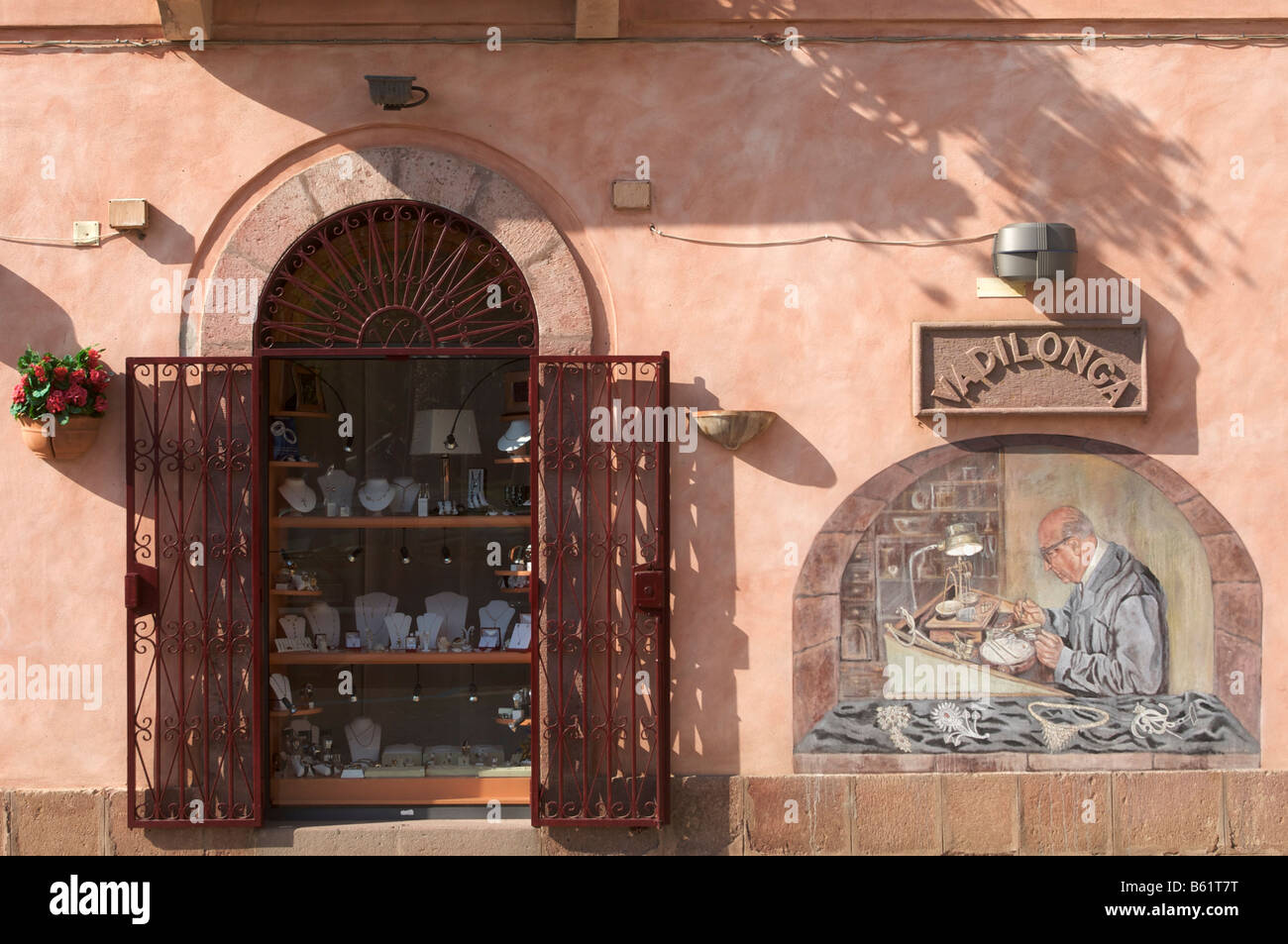 Murale su un negozio di gioielleria a Bosa, Sardegna, Italia, Europa Foto Stock